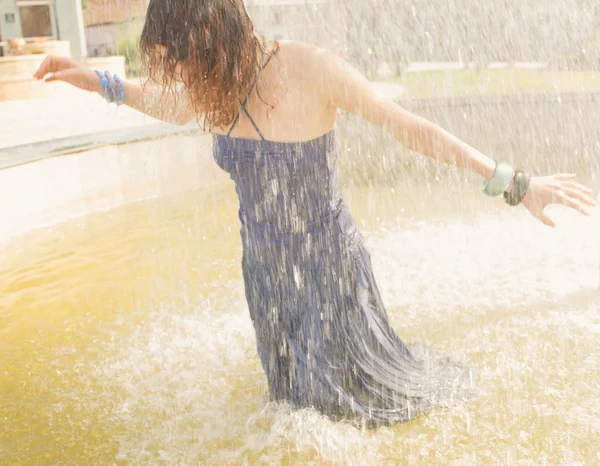 Redhead women near fountain summertime sunlit — Stock Photo, Image