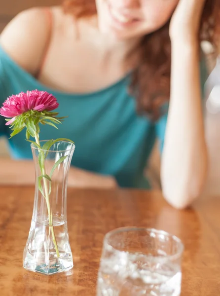 Meisje in café — Stockfoto