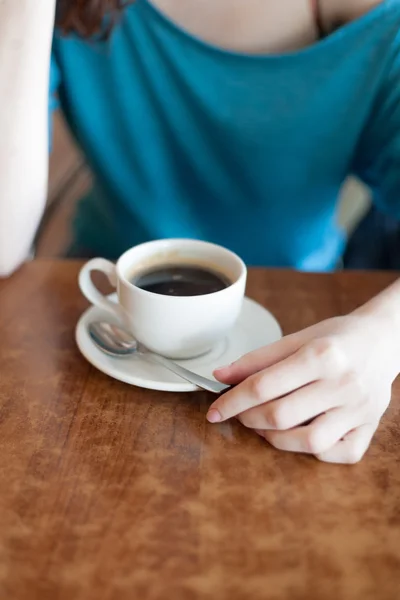 Vrouwen in café, cup en heands — Stockfoto