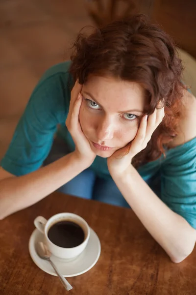 Zrzka žen sedí v cafee s šálkem kávy — Stock fotografie