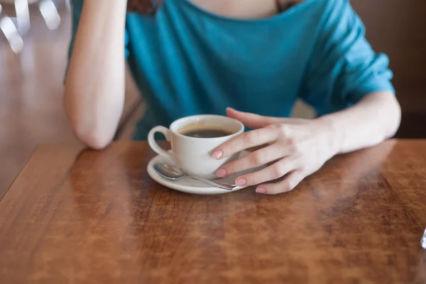 Vrouwen in café, cup en heands — Stockfoto