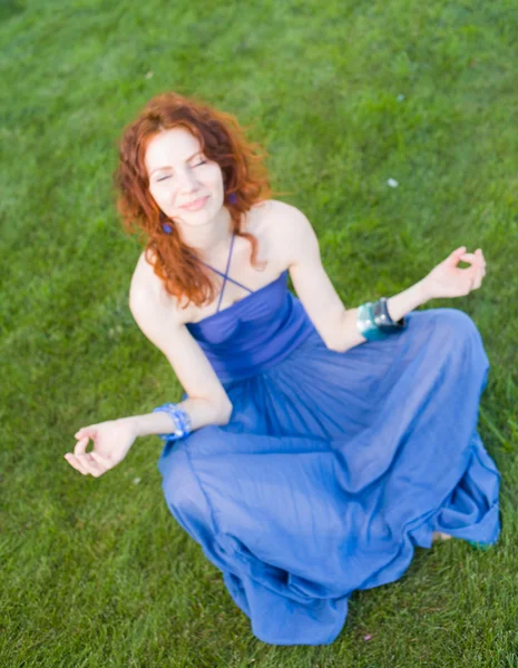 Meditovat na trávě zrzka — Stock fotografie