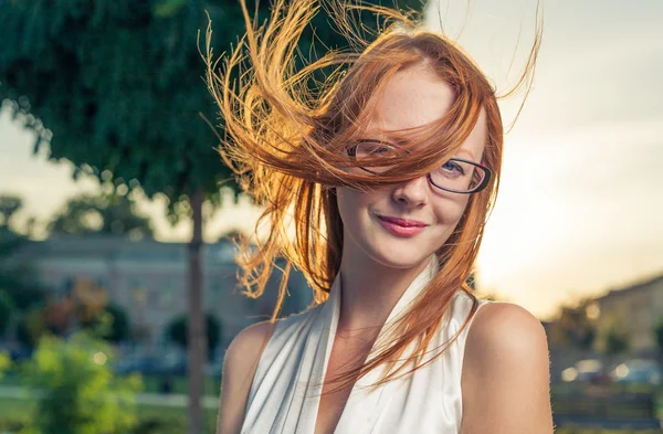 かわいい赤い髪の若い女性の肖像画 — ストック写真