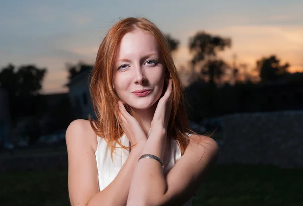 Junge sexy Mädchen auf der Straße in der Nacht — Stockfoto