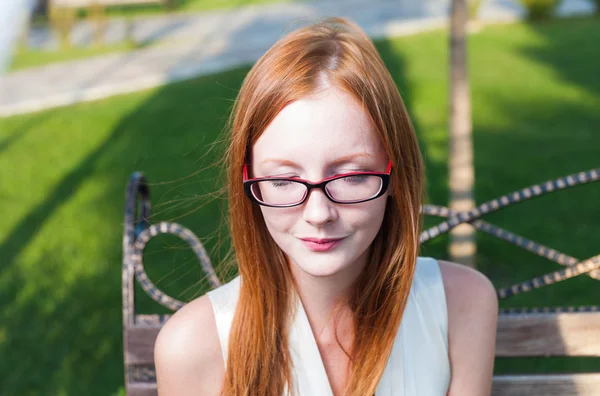 Style rousse fille assise sur le banc — Photo