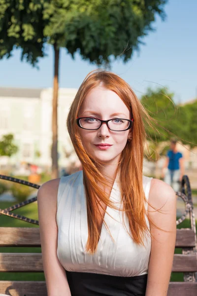 Ritratto di una donna d'affari dai capelli rossi degli anni '20 sicura di sé nella parte anteriore della strada — Foto Stock