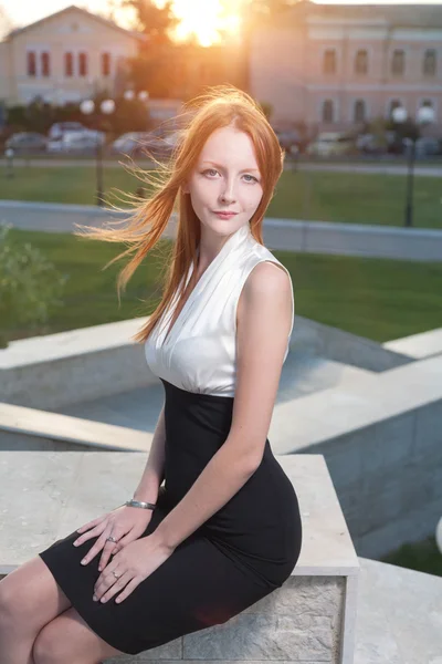 Taşa oturmuş. eski sokaklar poz genç redhead. — Stok fotoğraf