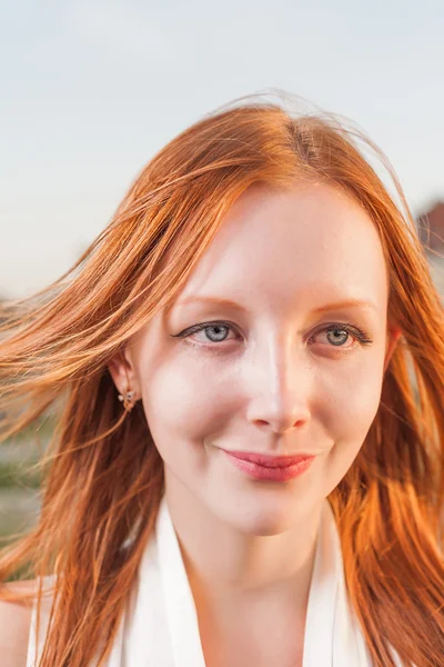 Donna attraente con i capelli rossi sorridente colpo di testa felice, concentrarsi sul viso — Foto Stock