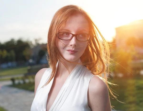 Menina bonita ruiva cabelo retroiluminado pelo sol — Fotografia de Stock