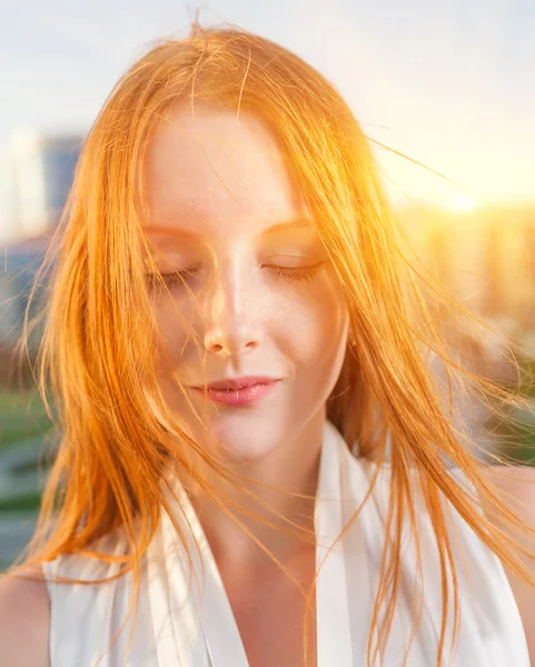 Ruiva retroiluminada pelo sol olhos fechados — Fotografia de Stock