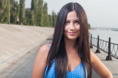 seksi uzun saçlı esmer Riverside'da açık