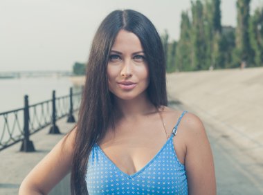 seksi uzun saçlı esmer Riverside'da açık
