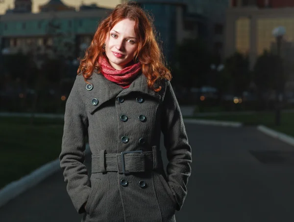 Rousse femmes extérieur automne coup de feu — Photo