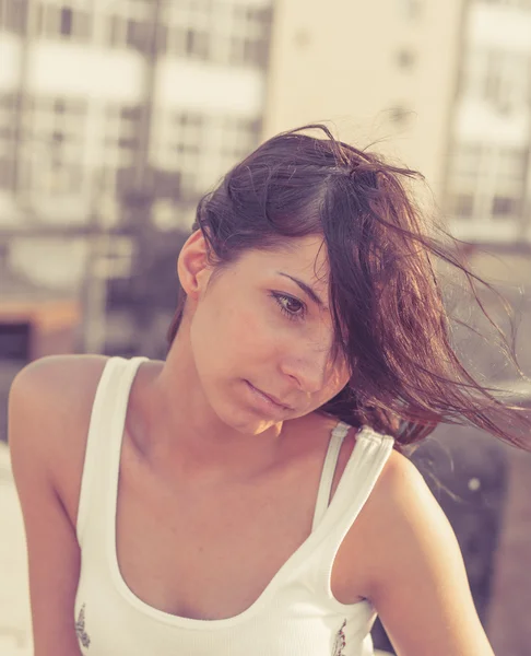 Brunette femmes contre la construction — Photo