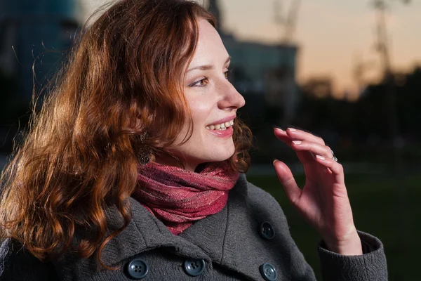 Profiel roodharige vrouwen buiten schot herfst val glimlach — Stockfoto