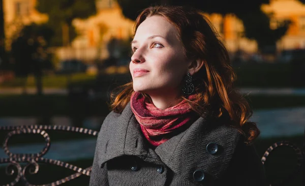 Volwassen aantrekkelijke roodharige vrouwen buiten — Stockfoto