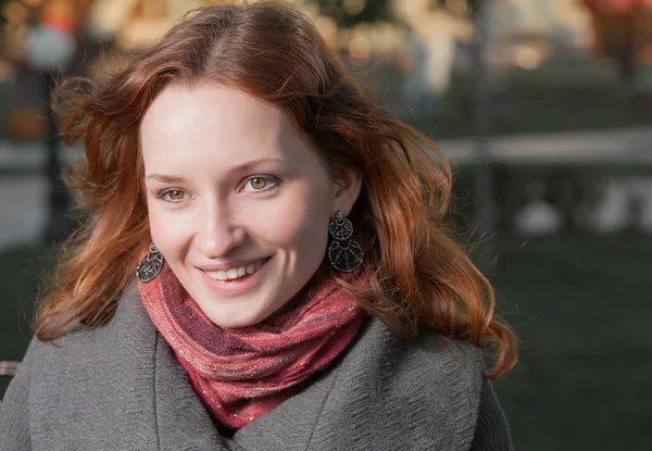 Femmes aux cheveux roux souriant, automne extérieur — Photo