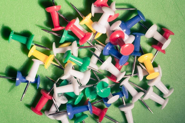 Färgglada push-pins — Stockfoto