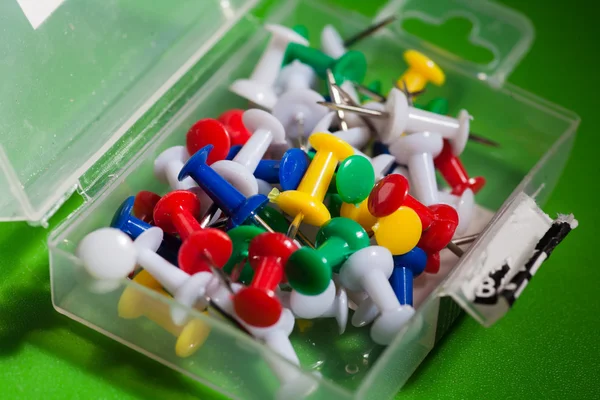 Färgglada push-pins — Stockfoto