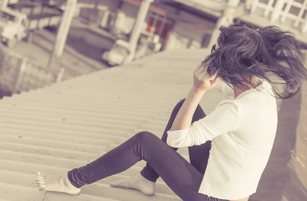 Brunette vrouwen op het dak van het gebouw — Stockfoto