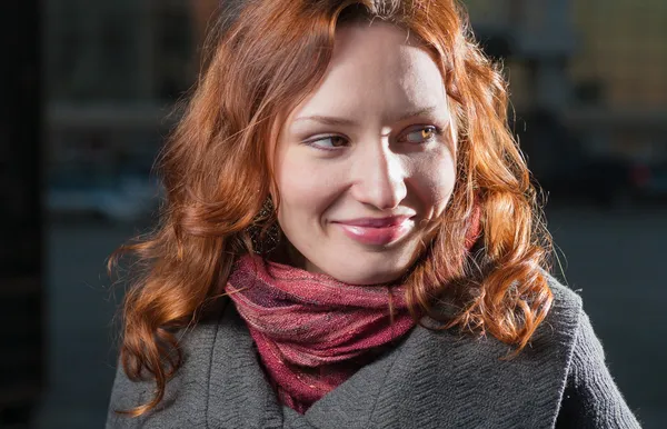 Red haired meisje buiten — Stockfoto