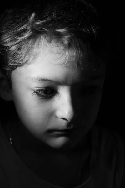 Rapaz triste no escuro, tiro na cabeça — Fotografia de Stock