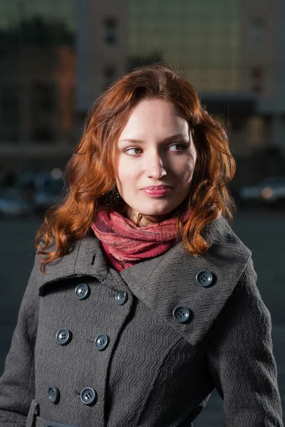 Kızıl saçlı kadın açık bir sonbahar sonbahar vurdu — Stok fotoğraf