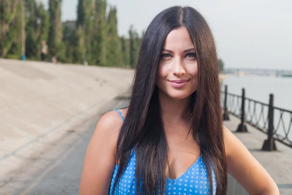 Sexy brunetka dlouhé vlasy venkovním na riverside — Stock fotografie