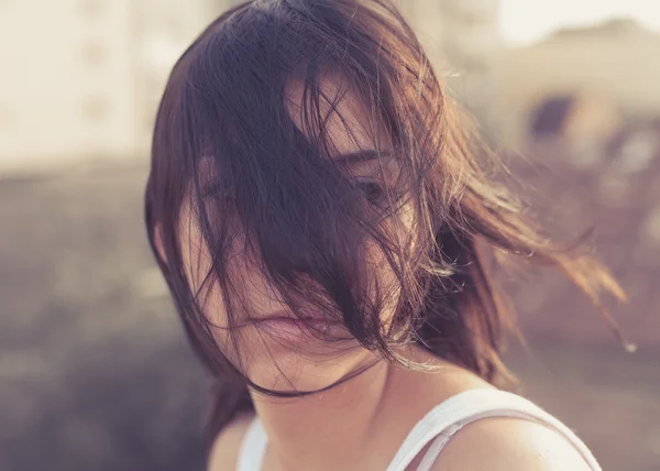 Brunette women on the roof of the building — Stock Photo, Image