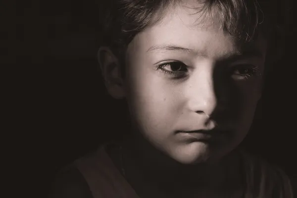 üzgün çocuk, karanlık, headshot