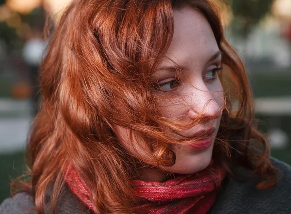 Redhead close-up portret, herfst buiten — Stockfoto