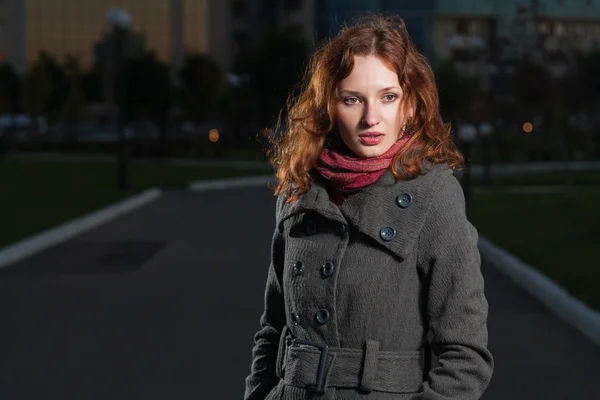 Rousse femmes extérieur automne coup de feu — Photo