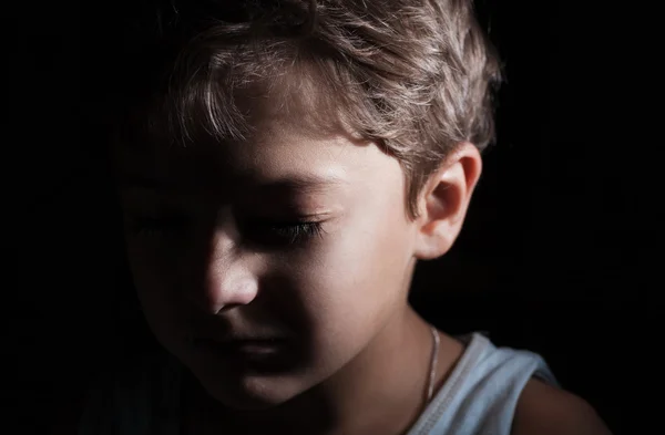 Rapaz triste no escuro, tiro na cabeça — Fotografia de Stock