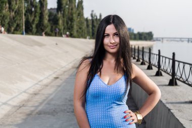 seksi uzun saçlı esmer Riverside'da açık