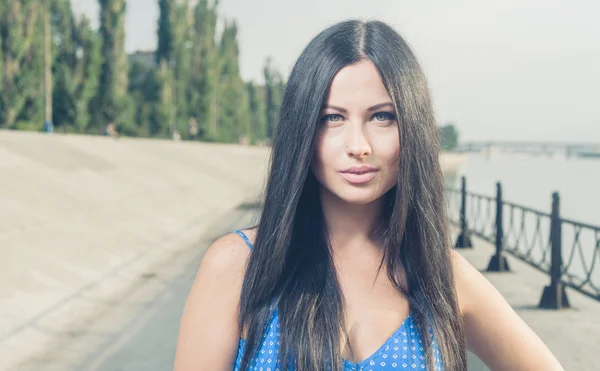 Sexy brunetka dlouhé vlasy venkovním na riverside — Stock fotografie