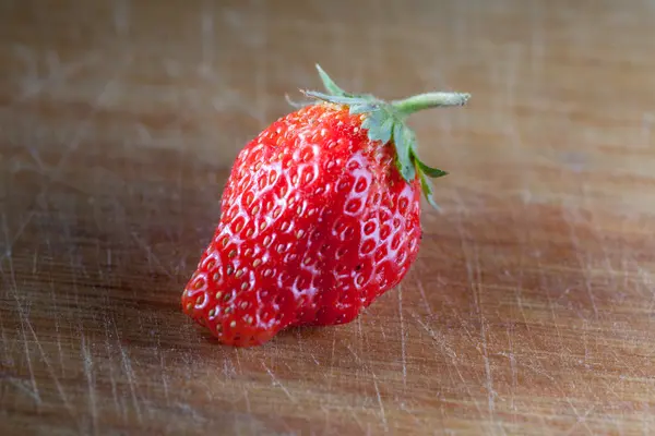 Fresh strawberry on the wood plank — Stock Photo, Image