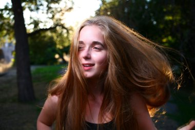 Yeşil Yaz arka plan üzerinde poz güzel gülümseyen kız