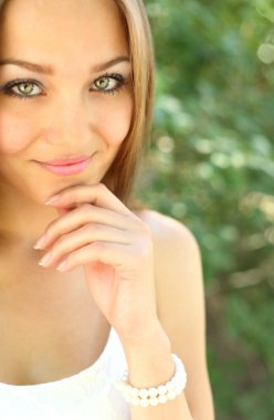 uzun saçlı kadınlar açık havada yaz keyfini çıkarın.