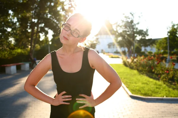 Hermosa chica sonriente posando sobre fondo de verano verde — Foto de Stock