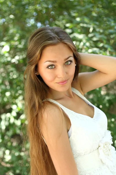 Lange haired vrouwen buiten genieten van zomer — Stockfoto