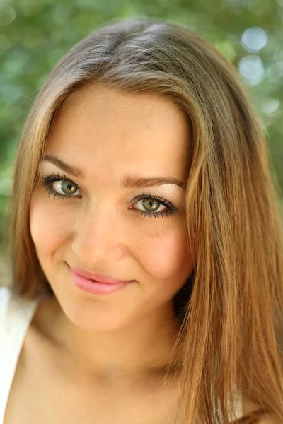 Lange haired vrouwen buiten genieten van zomer — Stockfoto