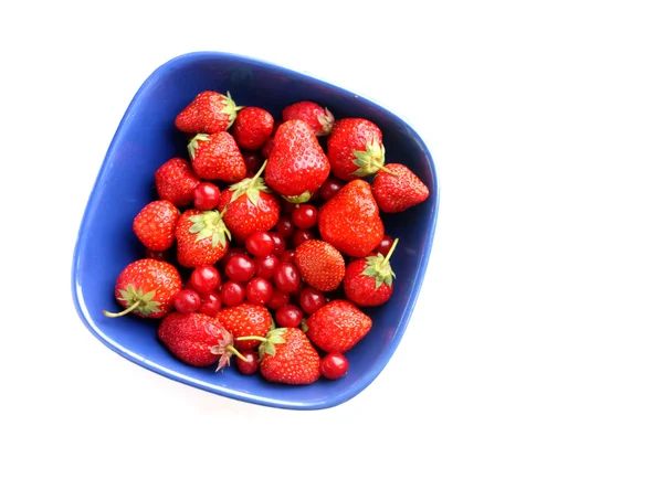 Erdbeeren in einer Schüssel, auf einem hölzernen Hintergrund — Stockfoto