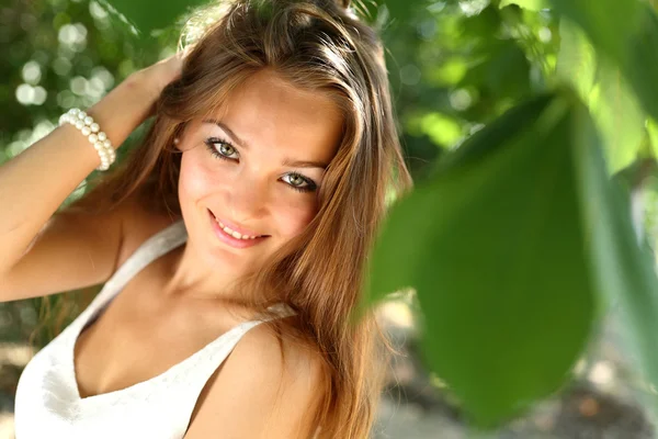 Le donne dai capelli lunghi all'aperto godono dell'estate — Foto Stock