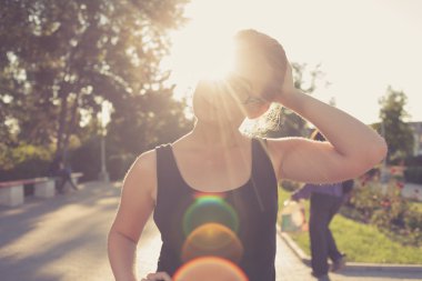 açık havada güneş ışığına karşı sarışın kadın