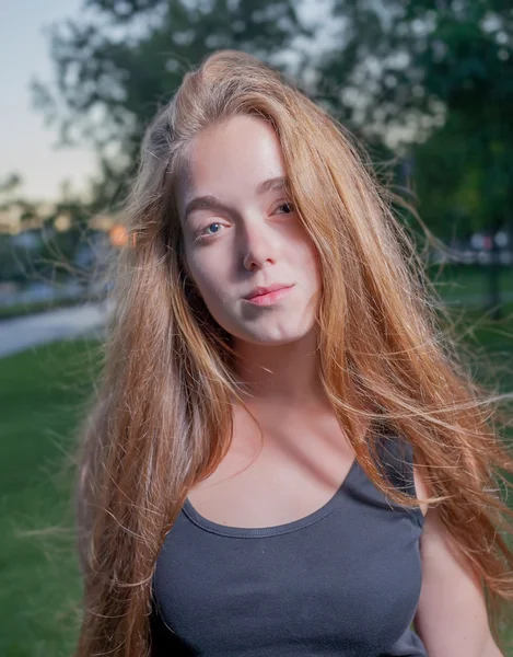 Portret van een mooi meisje in het park in de herfst tijd — Stockfoto