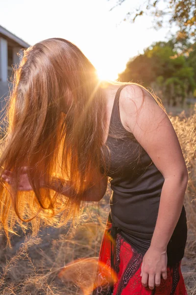 Mujer joven en el otoño al atardecer Luz de fondo —  Fotos de Stock