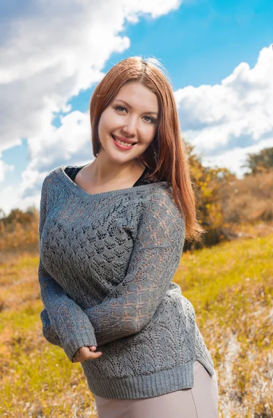 Zrzka nosil šedý svetr venku na podzim — Stock fotografie