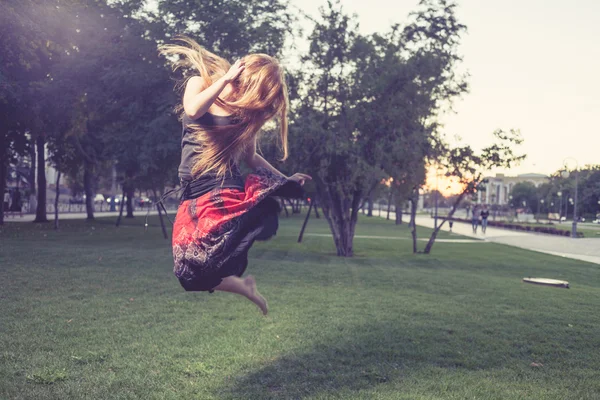 Vrouw sprong — Stockfoto