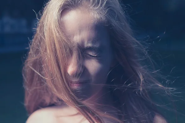 Retrato de la joven hermosa salida — Foto de Stock