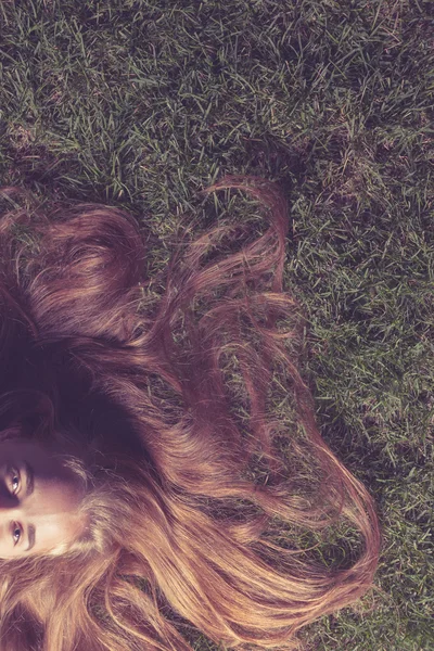 Frau entspannt auf dem Rasen — Stockfoto